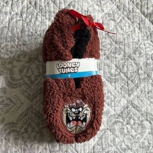 Men’s 2 pack Looney Tune slippers, fits shoe size 6-12, NWT